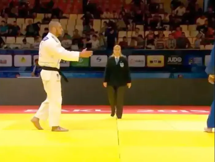 פיטר פלצ'יק ג'ודוקא עם מוחמד דרוויש (צילום מסך) פיטר פלצ'יק ג'ודוקא עם מוחמד דרוויש (צילום מסך)