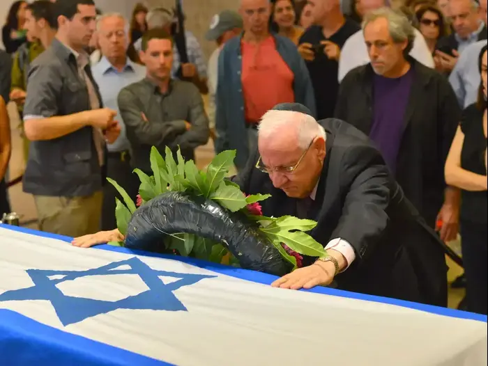 רובי ריבלין לצד ארונו של מנשה קדישמן (ניב אהרונסון) רובי ריבלין לצד ארונו של מנשה קדישמן (ניב אהרונסון)