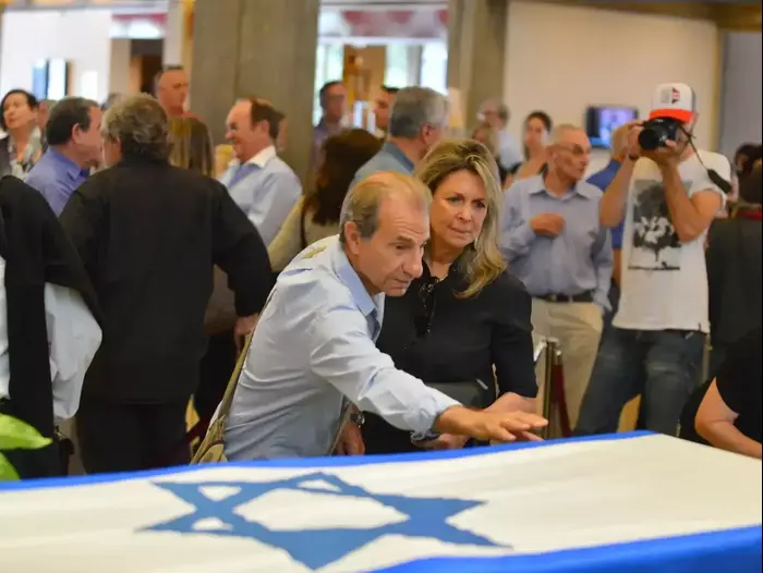 ששון גבאי לצד ארונו של מנשה קדישמן (ניב אהרונסון) ששון גבאי לצד ארונו של מנשה קדישמן (ניב אהרונסון)