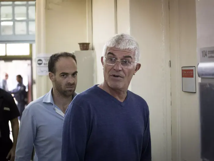 איש העסקים בפרשת רונאל פישר מגיע לבית המשפט השלום בירושלים (חולצה כחול כהה), אפריל 2015 (טלי מאייר ) איש העסקים בפרשת רונאל פישר מגיע לבית המשפט השלום בירושלים (חולצה כחול כהה), אפריל 2015 (טלי מאייר )