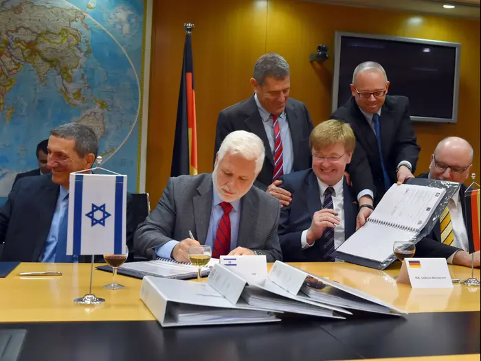 מנכ"ל משרד הביטחון, האלוף (במיל') דן הראל, מנכ"ל המספנה הגרמנית, סמנכ"ל וראש מנהל הרכש במשרד הביטחון שמואל צוקר (משרד הביטחון , אריאל חרמוני) מנכ"ל משרד הביטחון, האלוף (במיל') דן הראל, מנכ"ל המספנה הגרמנית, סמנכ"ל וראש מנהל הרכש במשרד הביטחון שמואל צוקר (משרד הביטחון , אריאל חרמוני)