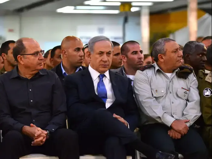 רוה"מ בנימין נתניהו עם שר הביטחון ודובר צה"ל בקבלת הפנים למשלחת צה"ל ששבה מנפאל, מאי 2015 (ניב אהרונסון) רוה"מ בנימין נתניהו עם שר הביטחון ודובר צה"ל בקבלת הפנים למשלחת צה"ל ששבה מנפאל, מאי 2015 (ניב אהרונסון)
