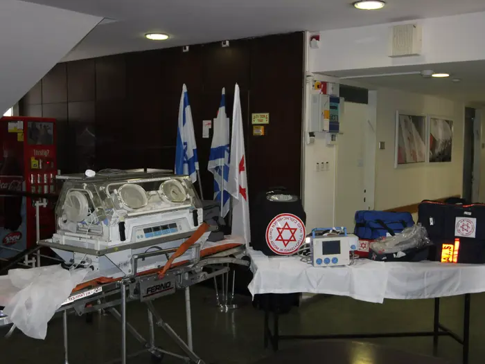 משלחת מד"א יוצאת לנפאל, מאי 2015 (מד"א) משלחת מד"א יוצאת לנפאל, מאי 2015 (מד"א)