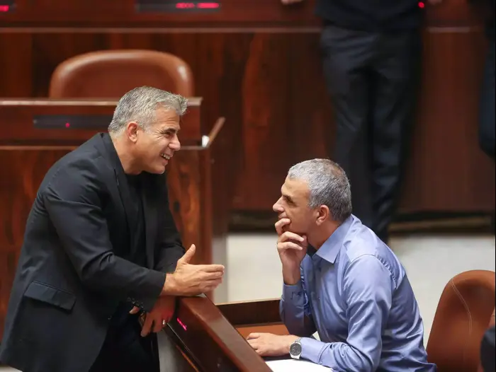 ח"כ יאיר לפיד וח"כ משה כחלון בהצבעה על חוק הרחבת הממשלה, מאי 2015 (נועם מושקוביץ) ח"כ יאיר לפיד וח"כ משה כחלון בהצבעה על חוק הרחבת הממשלה, מאי 2015 (נועם מושקוביץ)