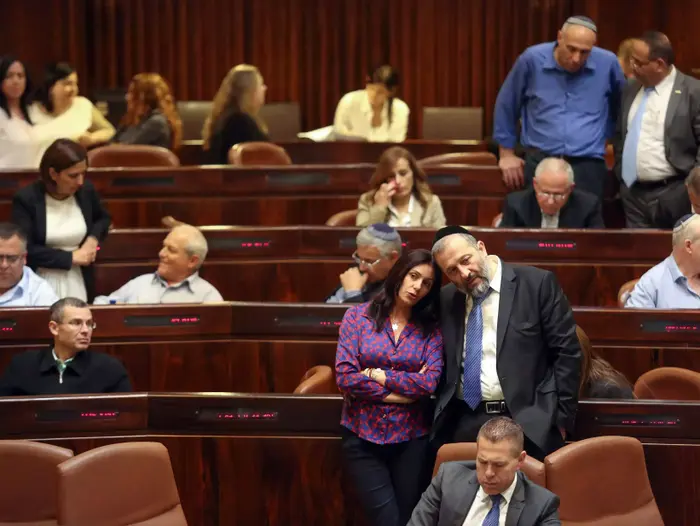 ח"כ מירי רגב וח"כ אריה דרעי בהצבעה על חוק הרחבת הממשלה, מאי 2015 (נועם מושקוביץ) ח"כ מירי רגב וח"כ אריה דרעי בהצבעה על חוק הרחבת הממשלה, מאי 2015 (נועם מושקוביץ)