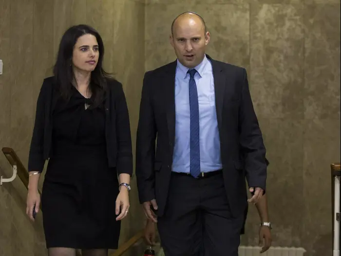 נפתלי בנט ואיילת שקד מגיעים לישיבת הממשלה הראשונה (פול צלמים , פלאש90/יונתן זינדל)