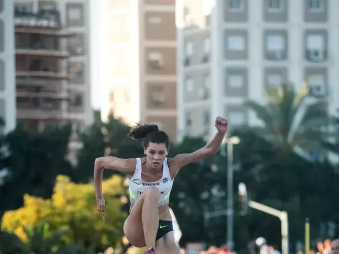 קופצת המשולשת חנה קנייזבה (יותם רונן) קופצת המשולשת חנה קנייזבה (יותם רונן)