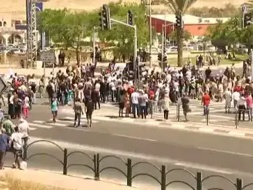 המפגינים בדימונה חוסמים את כביש 25, 17 במאי 2015 (שי מכלוף) המפגינים בדימונה חוסמים את כביש 25, 17 במאי 2015 (שי מכלוף)