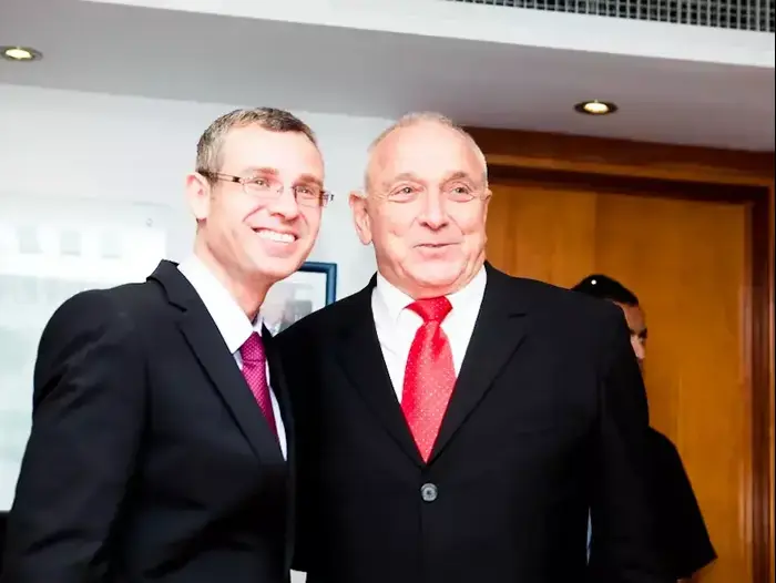 חילופי שרים במשרד לביטחון פנים: השר היוצא יצחק אהרונוביץ' והשר הנכנס יריב לוין, מאי 2015 (יח"צ , המשרד לביטחון פנים) חילופי שרים במשרד לביטחון פנים: השר היוצא יצחק אהרונוביץ' והשר הנכנס יריב לוין, מאי 2015 (יח"צ , המשרד לביטחון פנים)
