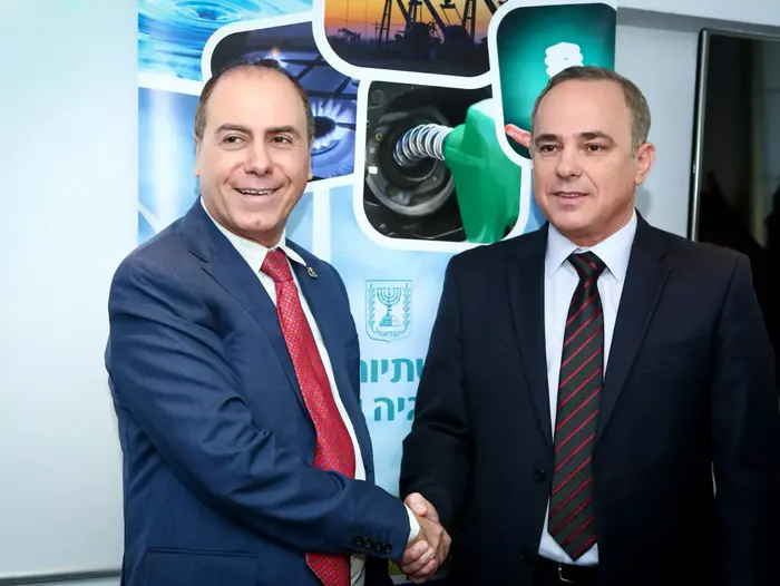 חילופי שרים במשרד התשתיות הלאומיות, האנרגיה והמים, השר הנכנס יובל שטייניץ והשר היוצא סילבן שלום, מאי 2015 (יח"צ , דוברות משרד התשתיות הלאומיות, האנרגיה והמים) חילופי שרים במשרד התשתיות הלאומיות, האנרגיה והמים, השר הנכנס יובל שטייניץ והשר היוצא סילבן שלום, מאי 2015 (יח"צ , דוברות משרד התשתיות הלאומיות, האנרגיה והמים)