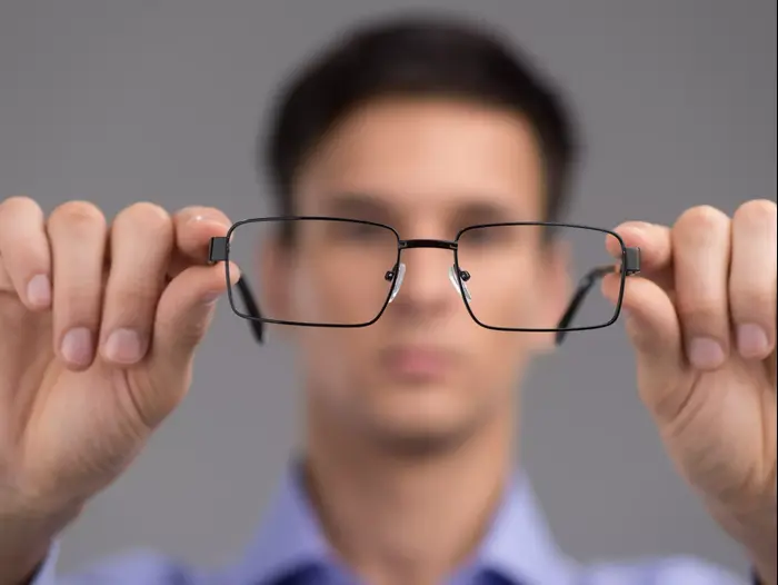 גבר רואה מטושטש (ShutterStock) גבר רואה מטושטש (ShutterStock)