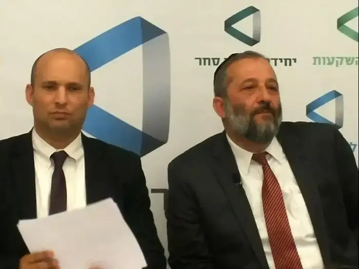 חילופי שרים במשרד הכלכלה, השר הנכנס אריה דרעי והשר היוצא נפתלי בנט, מאי 2015 (פול צלמים , בראל אפרים) חילופי שרים במשרד הכלכלה, השר הנכנס אריה דרעי והשר היוצא נפתלי בנט, מאי 2015 (פול צלמים , בראל אפרים)