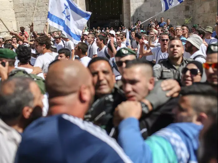 עימותים בין פלסטינים, יהודים ושוטרים באזור שער שכם בעיר ירושלים, במהלך אירועי יום ירושלים (נועם מושקוביץ) עימותים בין פלסטינים, יהודים ושוטרים באזור שער שכם בעיר ירושלים, במהלך אירועי יום ירושלים (נועם מושקוביץ)