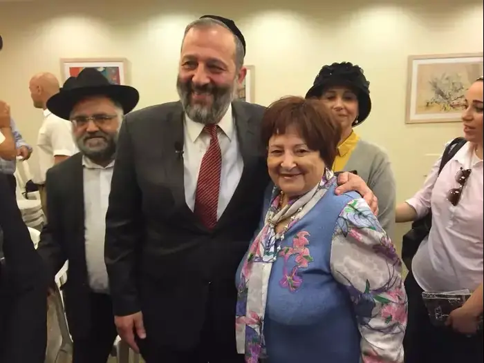 השר אריה דרעי עם אמו אסתר, טקס חילופי שרים במשרד הכלכלה, מאי 2015 (אתר רשמי , טוויטר של אריה דרעי) השר אריה דרעי עם אמו אסתר, טקס חילופי שרים במשרד הכלכלה, מאי 2015 (אתר רשמי , טוויטר של אריה דרעי)