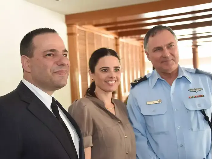 שרת המשפטים איילת שקד עם מפכ"ל המשטרה יוחנן דנינו בכנס לשכת עורכי הדין, אילת. מאי 2015 (מערכת וואלה! NEWS , ללא קרדיט) שרת המשפטים איילת שקד עם מפכ"ל המשטרה יוחנן דנינו בכנס לשכת עורכי הדין, אילת. מאי 2015 (מערכת וואלה! NEWS , ללא קרדיט)