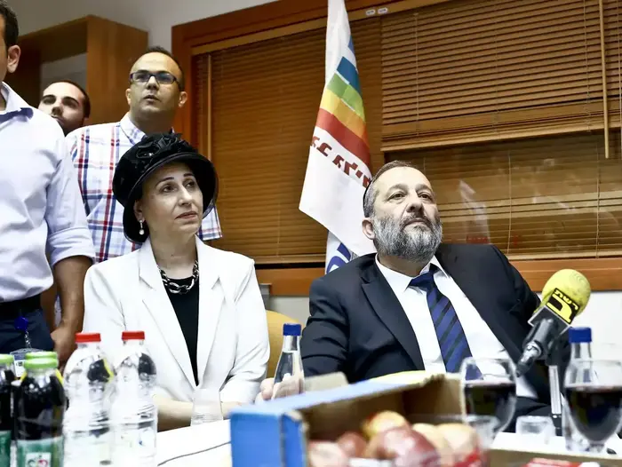 השר הנכנס אריה דרעי עם רעייתו יפה בטקס חילופי שרים במשרד לפיתוח הנגב והגליל, מאי 2015 (מגד גוזני) השר הנכנס אריה דרעי עם רעייתו יפה בטקס חילופי שרים במשרד לפיתוח הנגב והגליל, מאי 2015 (מגד גוזני)
