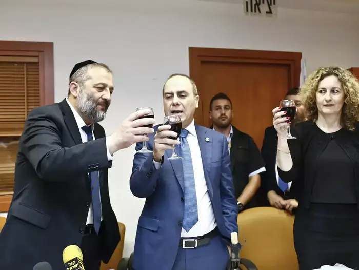 טקס החלפת שרים במשרד לפיתוח הנגב והגליל: השר הנכנס אריה דרעי והשר היוצא סילבן שלום, מאי 2015 (מגד גוזני) טקס החלפת שרים במשרד לפיתוח הנגב והגליל: השר הנכנס אריה דרעי והשר היוצא סילבן שלום, מאי 2015 (מגד גוזני)