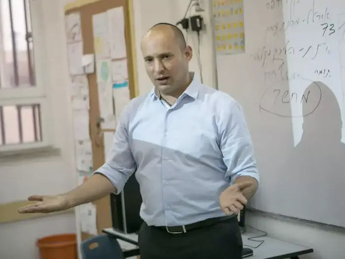 שר החינוך נפתלי בנט מעביר שיעור במתמטיקה לתלמידי כיתה ו' בפתח תקווה, מאי 2015 (יותם רונן) שר החינוך נפתלי בנט מעביר שיעור במתמטיקה לתלמידי כיתה ו' בפתח תקווה, מאי 2015 (יותם רונן)