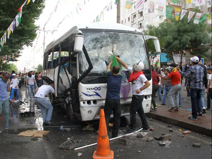 פיצוץ במהלך הפגנה של המפלגה הכורדית בטורקיה 05 יוני 2015 (רויטרס) פיצוץ במהלך הפגנה של המפלגה הכורדית בטורקיה 05 יוני 2015 (רויטרס)