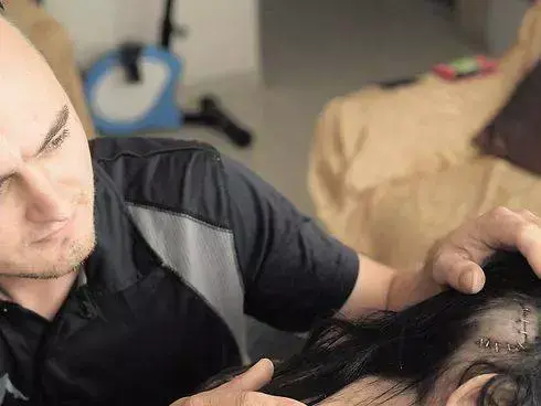 תפרים בראשה של מרגריטה שולמן שהוכתה על ידי שוטרים בעת חיפוש סמים באשקלון 06 יוני 2015 (צילום מסך , צילום מסך מתוך פייסבוק) תפרים בראשה של מרגריטה שולמן שהוכתה על ידי שוטרים בעת חיפוש סמים באשקלון 06 יוני 2015 (צילום מסך , צילום מסך מתוך פייסבוק)