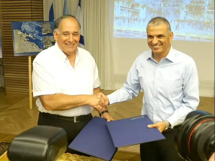 השר משה כחלון עם ראש העיר חיפה, יונה יהב, יוני 2015 (ערן גילווארג) השר משה כחלון עם ראש העיר חיפה, יונה יהב, יוני 2015 (ערן גילווארג)