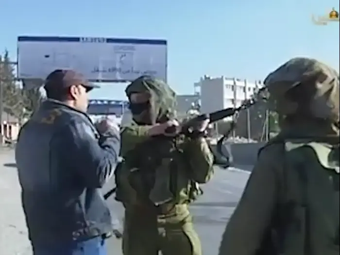 תיעוד: חיילי צה"ל מכים פלסטיני בכפר ג'ילזון (צילום מסך) תיעוד: חיילי צה"ל מכים פלסטיני בכפר ג'ילזון (צילום מסך)