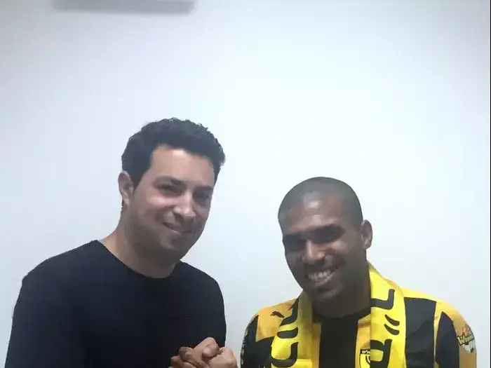 אורי מגבו שחקנה החדש של בית"ר ירושלים (מימין) עם סוכנו אדם קידן (אתר רשמי , אתר רשמי בית"ר ירושלים)