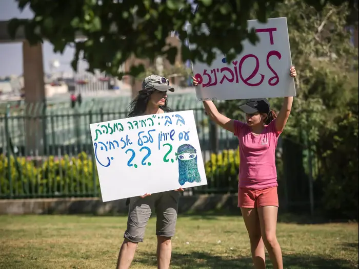 הפגנת המכנסונים הקצרים בגן הורדים, ירושלים. יוני 2015 (נועם מושקוביץ) הפגנת המכנסונים הקצרים בגן הורדים, ירושלים. יוני 2015 (נועם מושקוביץ)