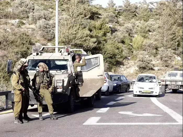 כוחות צה"ל בזירת פיגוע הירי ליד ההתנחלות דולב, 19 ביוני 2015 (מגד גוזני) כוחות צה"ל בזירת פיגוע הירי ליד ההתנחלות דולב, 19 ביוני 2015 (מגד גוזני)