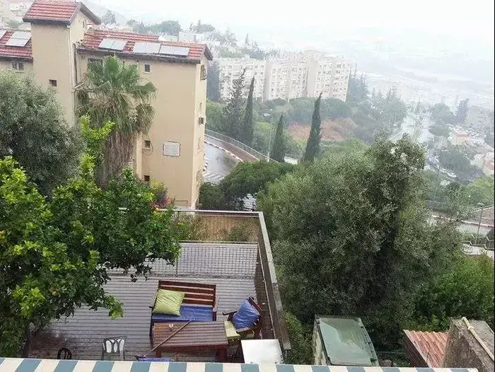 גשם בנשר שליד חיפה, יוני 2015 (מערכת וואלה! NEWS , גדעון קיפניס) גשם בנשר שליד חיפה, יוני 2015 (מערכת וואלה! NEWS , גדעון קיפניס)