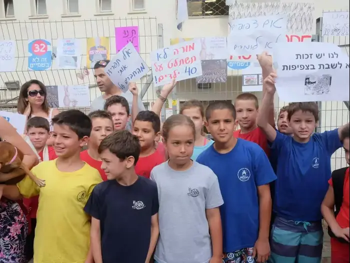 תלמידים מפגינים מחוץ לבית ספר כצנלסון בגבעתיים, יוני 2015 (יותם רונן) תלמידים מפגינים מחוץ לבית ספר כצנלסון בגבעתיים, יוני 2015 (יותם רונן)