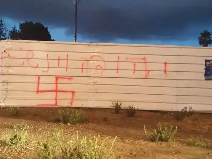 כתובת גרפיטי של צלב קרס לצד שמו של היועמ"ש לממשלה, יהודה וינשטיין בשכונות קריית משה ואושיות ברחובות (חטיבת דובר המשטרה) כתובת גרפיטי של צלב קרס לצד שמו של היועמ"ש לממשלה, יהודה וינשטיין בשכונות קריית משה ואושיות ברחובות (חטיבת דובר המשטרה)