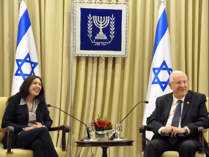 נשיא המדינה ערך היום מפגש עם שרת התרבות ואמנים ישראלים בבית הנשיא בירושלים, יוני 2015 (מערכת וואלה! NEWS) נשיא המדינה ערך היום מפגש עם שרת התרבות ואמנים ישראלים בבית הנשיא בירושלים, יוני 2015 (מערכת וואלה! NEWS)
