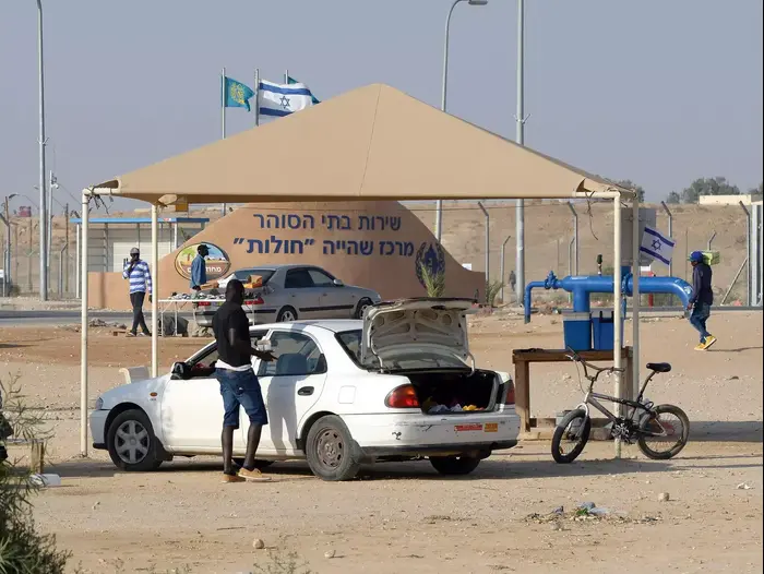 מחוץ למתקן השהייה חולות, יוני 2015 (ראובן קסטרו) מחוץ למתקן השהייה חולות, יוני 2015 (ראובן קסטרו)