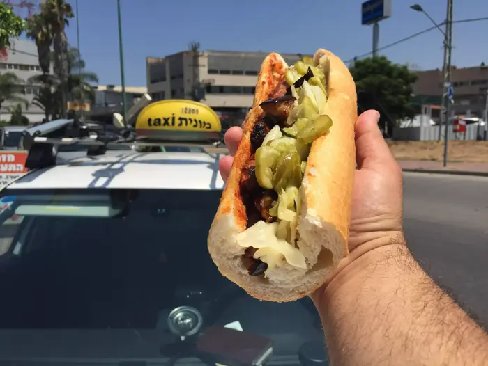 באגט עם נקניקיות מרגז ברחובות (קובי רובין) באגט עם נקניקיות מרגז ברחובות (קובי רובין)