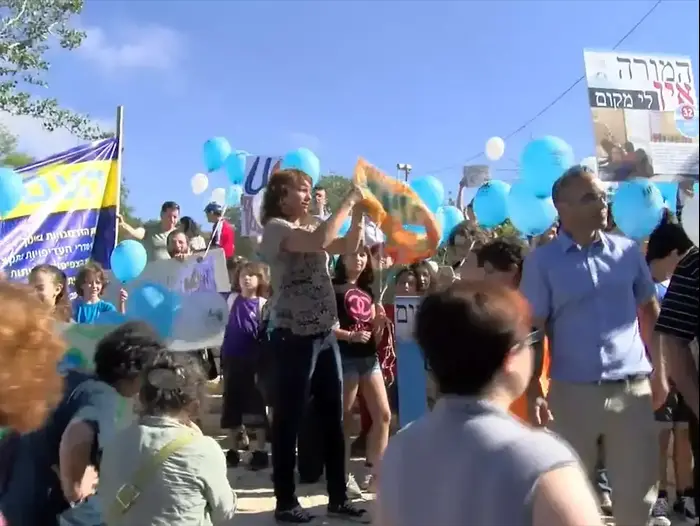 הורים ותלמידים מוחים מול משכן הכנסת בירושלים, יוני 2015 (עומר מירון , צילום מסך) הורים ותלמידים מוחים מול משכן הכנסת בירושלים, יוני 2015 (עומר מירון , צילום מסך)