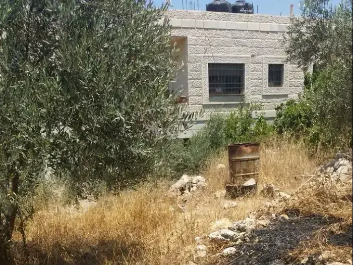 בקבוקי תבערה הושלחו לעבר בית של תושב הכפר דורא אל-קרע הסמוך לבית אל. (יח"צ , יש דין) בקבוקי תבערה הושלחו לעבר בית של תושב הכפר דורא אל-קרע הסמוך לבית אל. (יח"צ , יש דין)