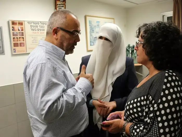 ביקור העציר המנהלי חאדר עדנאן בבית החולים אסף הרופא, יוני 2015 (יותם רונן) ביקור העציר המנהלי חאדר עדנאן בבית החולים אסף הרופא, יוני 2015 (יותם רונן)