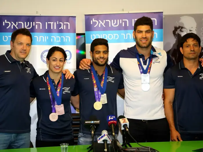משמאל: משמאל: שני הרשקו, ירדן ג'רבי, שגיא מוקי, אורי ששון, אורן סמדג'ה, נבחרת ישראל ג'ודו מוקי, אורי ששון, אורן סמדג'ה, נבחרת ישראל ג'ודו (קובי אליהו) משמאל: משמאל: שני הרשקו, ירדן ג'רבי, שגיא מוקי, אורי ששון, אורן סמדג'ה, נבחרת ישראל ג'ודו מוקי, אורי ששון, אורן סמדג'ה, נבחרת ישראל ג'ודו (קובי אליהו)