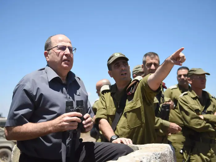 שר הביטחון משה (בוגי) יעלון, בסיור ברמת הגולן. יוני 2015 (משרד הביטחון , עדן מולדבסקי) שר הביטחון משה (בוגי) יעלון, בסיור ברמת הגולן. יוני 2015 (משרד הביטחון , עדן מולדבסקי)