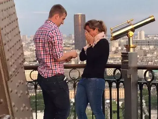 זוג שהתארס על מגדל אייפל (צילום מסך) זוג שהתארס על מגדל אייפל (צילום מסך)