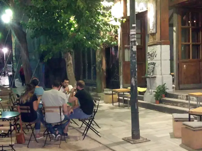 פאב "אוטופיה" באתונה, יוון (מערכת וואלה! NEWS , עמית לוינטל) פאב "אוטופיה" באתונה, יוון (מערכת וואלה! NEWS , עמית לוינטל)
