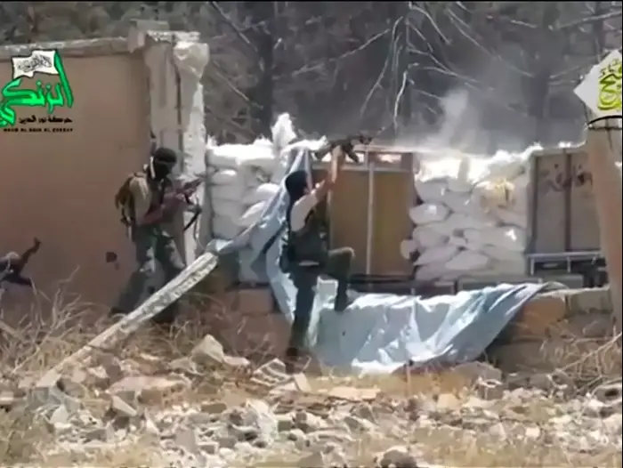 סוריה: כוחות המורדים השתלטו על בסיס צבאי בחאלב (צילום מסך) סוריה: כוחות המורדים השתלטו על בסיס צבאי בחאלב (צילום מסך)