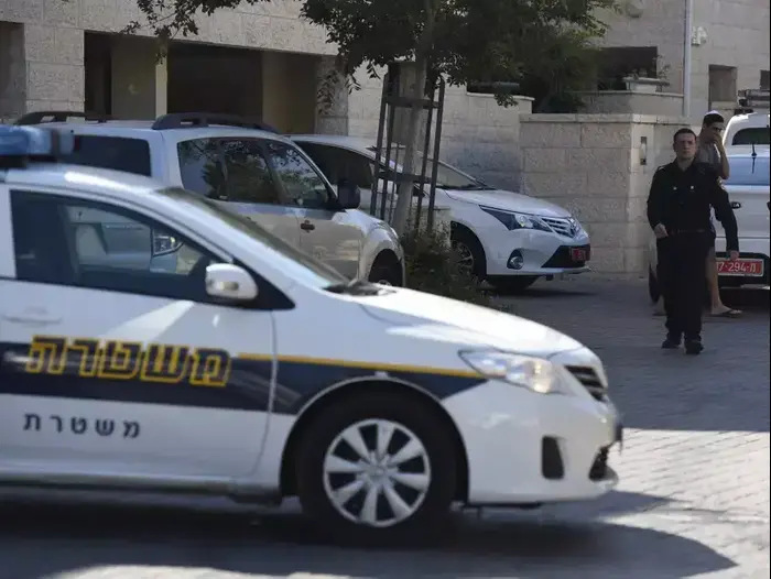 מחוץ לביתו של תת ניצב אפרים ברכה, מודיעין (ראובן קסטרו) מחוץ לביתו של תת ניצב אפרים ברכה, מודיעין (ראובן קסטרו)
