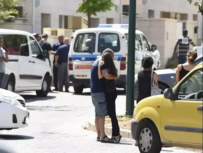 מחוץ לביתו של אפרים ברכה, מודיעין (ראובן קסטרו)