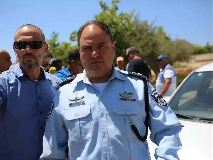 ניצב בנצי סאו לביתו של אפרים ברכה, מודיעין. יולי 2015 (יותם רונן) ניצב בנצי סאו לביתו של אפרים ברכה, מודיעין. יולי 2015 (יותם רונן)