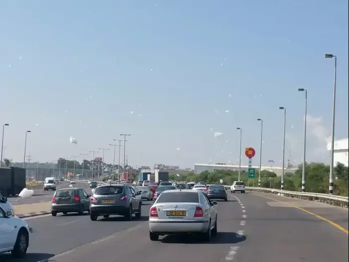 קצף על הכביש בין חיפה לעכו, יולי 2015 (תמונות גולשים , עמוס דדון) קצף על הכביש בין חיפה לעכו, יולי 2015 (תמונות גולשים , עמוס דדון)