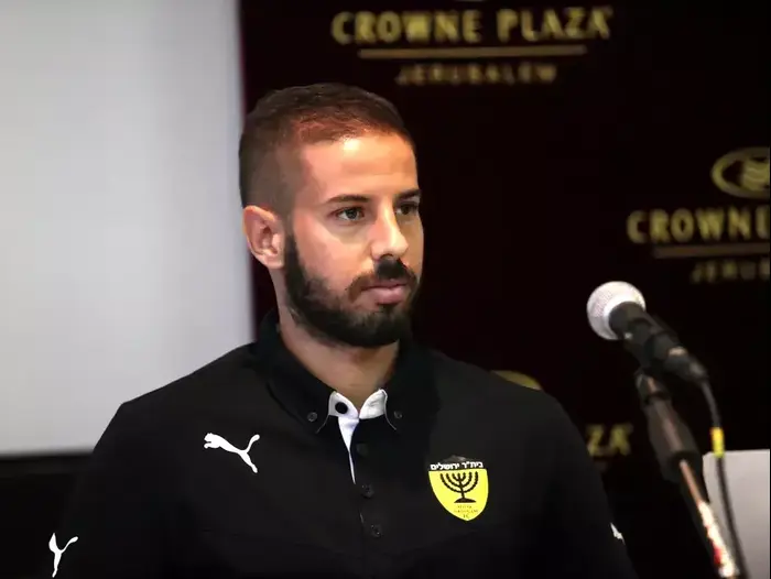 שחקן בית"ר ירושלים דובב גבאי (יוסי ציפקיס) שחקן בית"ר ירושלים דובב גבאי (יוסי ציפקיס)