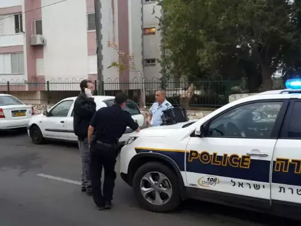 הזירה בה נמצא הדקור בפרדס חנה, 1 בנובמבר 2013 (שלומי גבאי) הזירה בה נמצא הדקור בפרדס חנה, 1 בנובמבר 2013 (שלומי גבאי)