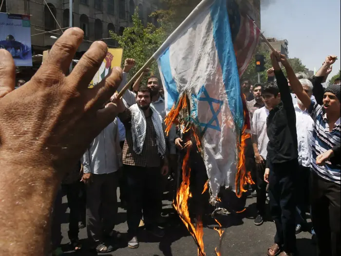 מפגינים שורפים את דגל ישראל ביום אל-קודס, טהראן, איראן, יולי 2015 (AP) מפגינים שורפים את דגל ישראל ביום אל-קודס, טהראן, איראן, יולי 2015 (AP)